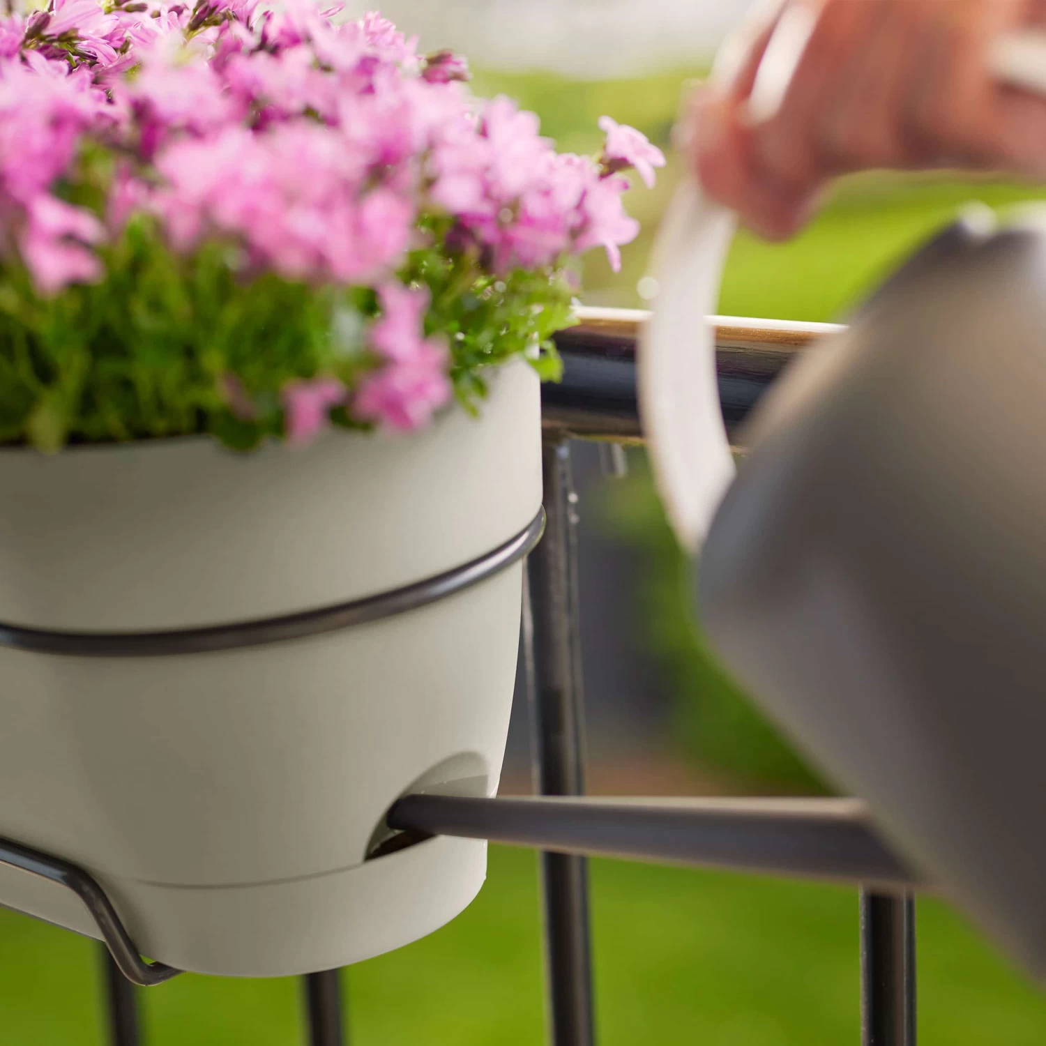 Elho Balkonkasten Vibia Campana All-in-One L70 Cm Weiß – Bild 2